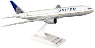 Daron Skymarks United 777 200 Post Co Merger Livery Model Building Kit, 1/200 Scale: Toys & Games