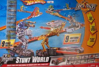 Hot Wheels Trick Tracks Robot STUNT WORLD w 9 Cars   Toys"R"Us Exclusive (2010): Toys & Games