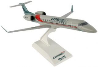 Daron Skymarks Express Jet ERJ 145 Model Kit (1/100 Scale): Toys & Games