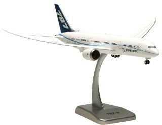 Daron Hogan Boeing House 787 8 Reg N787FT Flexed Wings Model Kit with Gear, 1/200 Scale: Toys & Games