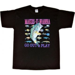 MENS T SHIRT : BLACK   SMALL   Makes You Want To Go Out and Play   Fishing Largemouth Bass Lures: Clothing