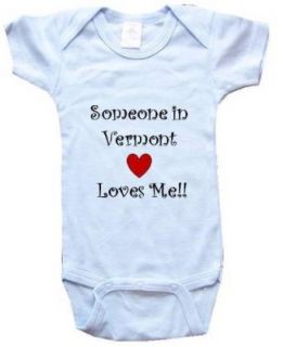 SOMEONE IN VERMONT LOVES ME   State series   White, Blue or Pink Onesie / Baby T shirt: Clothing