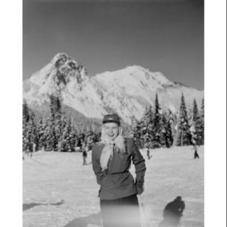 USA, Washington, near Seattle, woman skier with mountains in background Poster Print (18 x 24)
